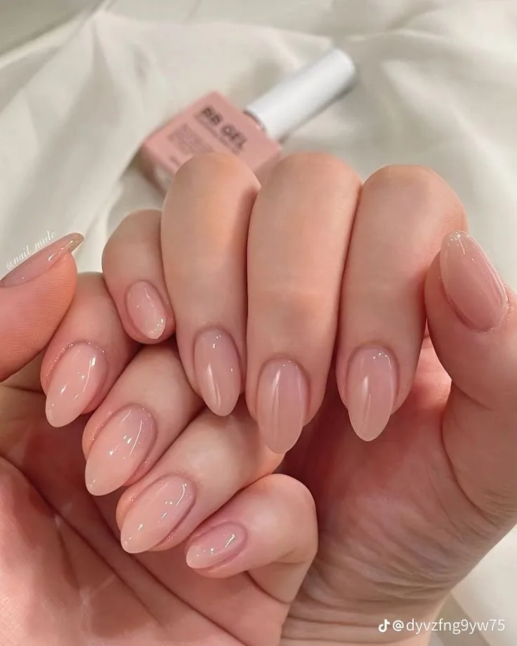 Không gian ấm cúng bên trong studio T Beauty với ánh đèn vàng dịu và chi tiết nội thất tinh tế